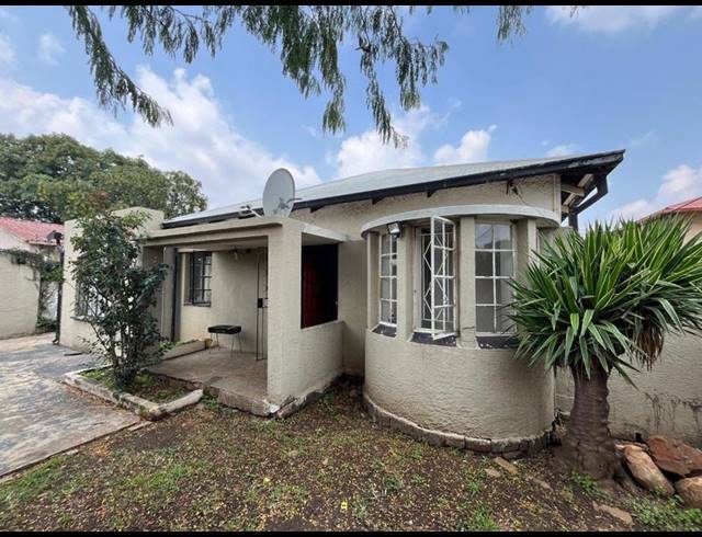 5 BEDROOM HOUSE FOR SALE IN BEZUIDENHOUT VALLEY